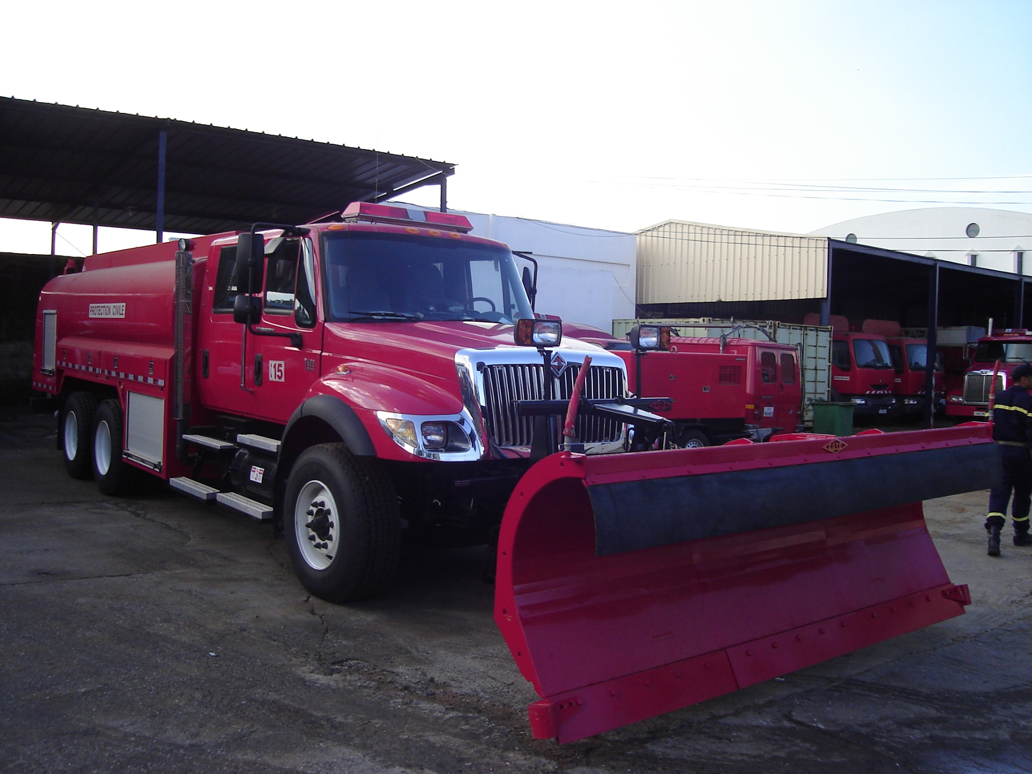 International fire truck equipped with a snowplow for Moroccan Civil Defence